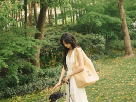 孙千白色长裙造型曝光：清新温柔，笑容明媚灿烂