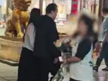 南京夫子庙景区再现“强制卖花”乱象