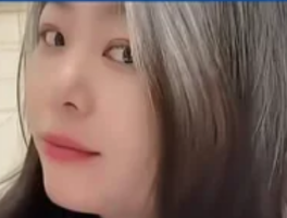 女子染发10多年后与白发和解：美丽与自然的平衡之道