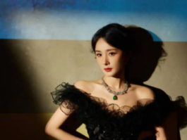 杨幂黑裙配绿宝石项链闪耀芭莎，尽显高贵优雅气质