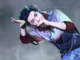 华晨宇《怪诞心理学》MV：一场“怪物”与现实的镜像狂欢