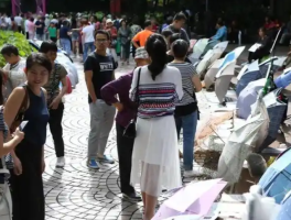 杭州大风天相亲公园人气依旧，爱情不惧“风”浪