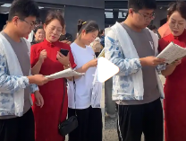 女老师穿红旗袍送考 开考前还在答疑