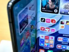 学生手搓折叠屏惊动手机厂商：科技少年的创新之路