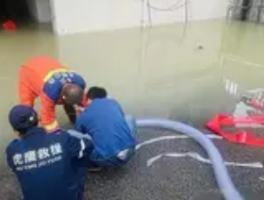 贵州暴雨突袭致多地内涝：车辆被淹、商户损失惨重