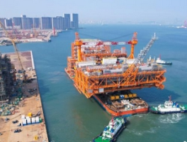 我国渤海最大海上油气平台完工起运