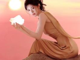 鞠婧祎手持海螺纯净目光引关注，清纯形象再获好评