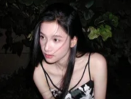 张婧仪直播自曝吃排骨把牙崩掉，率真人设再圈粉