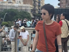 窦靖童机场造型引热议，墨镜搭配“凤梨头”酷范儿十足