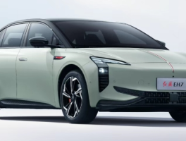 2025款红旗EH7纯电轿车上市：820km续航+3.5秒破百，售价20.88万元起重塑中大型车价值标杆