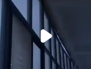 女子家整排窗户被大风吹掉