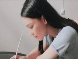 张馨予家被水淹了：一场暴雨，照见明星与普通人的“同频困境”