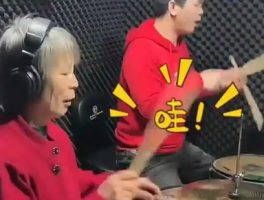 69岁奶奶玩架子鼓帅翻全场，网友：年龄只是数字！