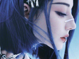 迪丽热巴模仿机器人同意开推，明星幽默感引发热议