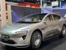 阿维塔012限量联名版展车到店：70万级“移动高定秀场”引发体验狂潮