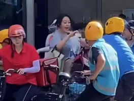 闫妮“送外卖”被多名网友偶遇，反差形象引热议