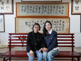 宋佳重返华坪女高探望张桂梅校长，晒二人合照互动亲切