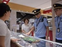 胖东来和田玉专柜被“挤爆”：一场信任背书下的消费狂欢
