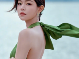 陈妍希洱海边漫步拍美照