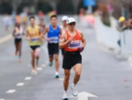 马拉松陪跑员：每小时千元的"人肉配速器"