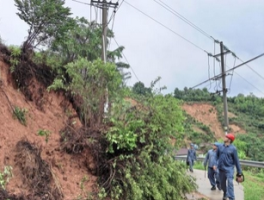 广西多地暴雨致62.4万户停电 供电部门抢修恢复供电