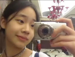 小S 13岁小女儿玩自拍，俏皮可爱尽显童真