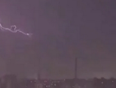 西安现条状不明飞行物：雷雨夜“龙影”引发全民猜想