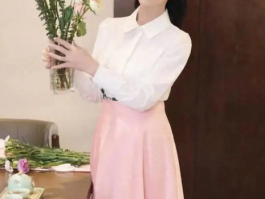 71岁赵雅芝时尚打扮尽显年轻活力