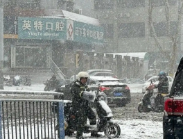 济南暴雪来袭，道路变“冰壶赛道”，市民出行需谨慎