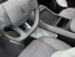 新款蔚来ET5T内饰曝光，横屏设计与智能配置升级