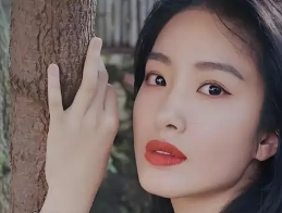 杨采钰新恋情曝光，富二代男友身份引关注