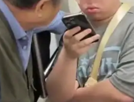 上海地铁回应老人拖拽小伙要求让座：未强制让座，正核实情况