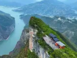 三峡之巅海拔多少米：海拔1388米的壮美之巅