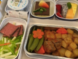 飞机餐需要60多位厨师？云端饮食背后的“航空美食军备战”