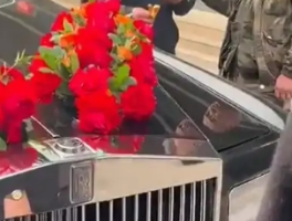 男子讨喜钱掰断劳斯莱斯小金人：荒唐之举引众怒