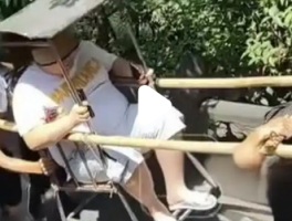 “重量级”游客雇3名轿夫抬轿下山：传统服务背后的劳动尊严与行业困境