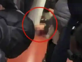 上海女子地铁躺地补觉睡10站，网友：生活不易，且睡且珍惜