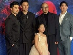 张震戛纳电影节上台忘领戏中女儿，萌趣插曲成焦点